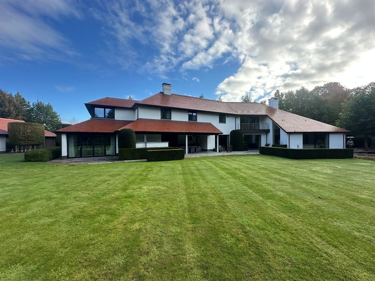 Resultaat na professionele dakreiniging: een villa met een volledig gereinigd, proper dak