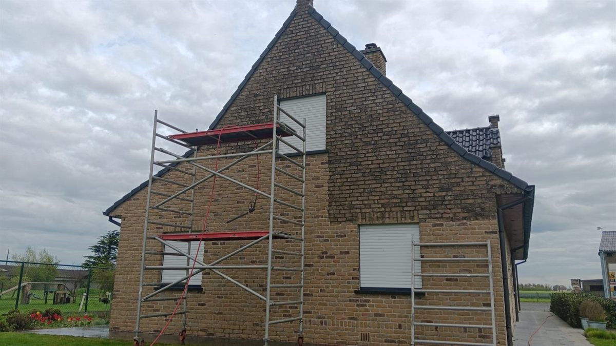 Woning met steiger tijdens professionele gevelreiniging door DTRenovatie